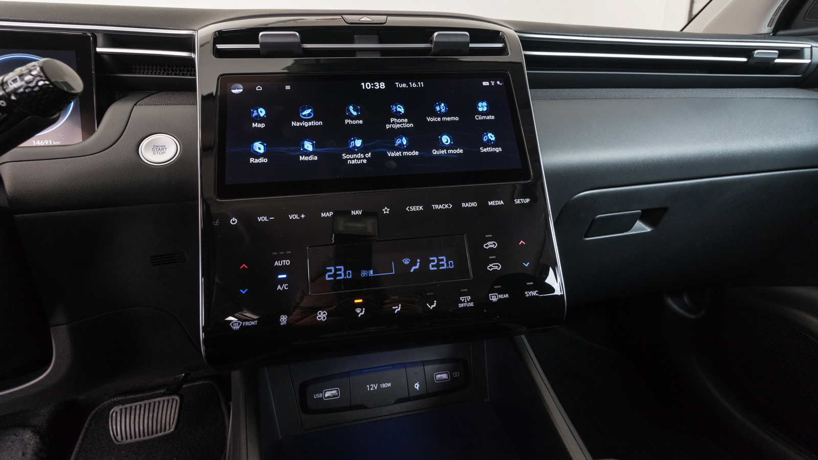 Εσωτερικό με premium υλικά, μοντέρνα σχέδια κι εξοπλισμός υψηλών απαιτήσεων